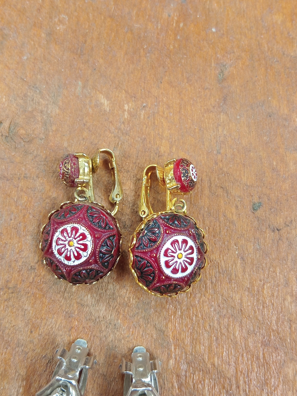 Assorted Women's Clip-On Earrings (Brand Name And Vintage Included) - Picture 4 of 6